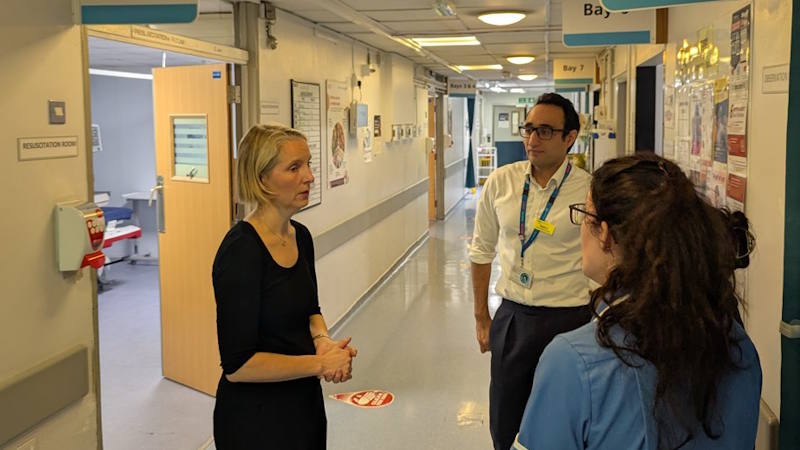 Emma REynolds MP visits Wycombe Hosiptal